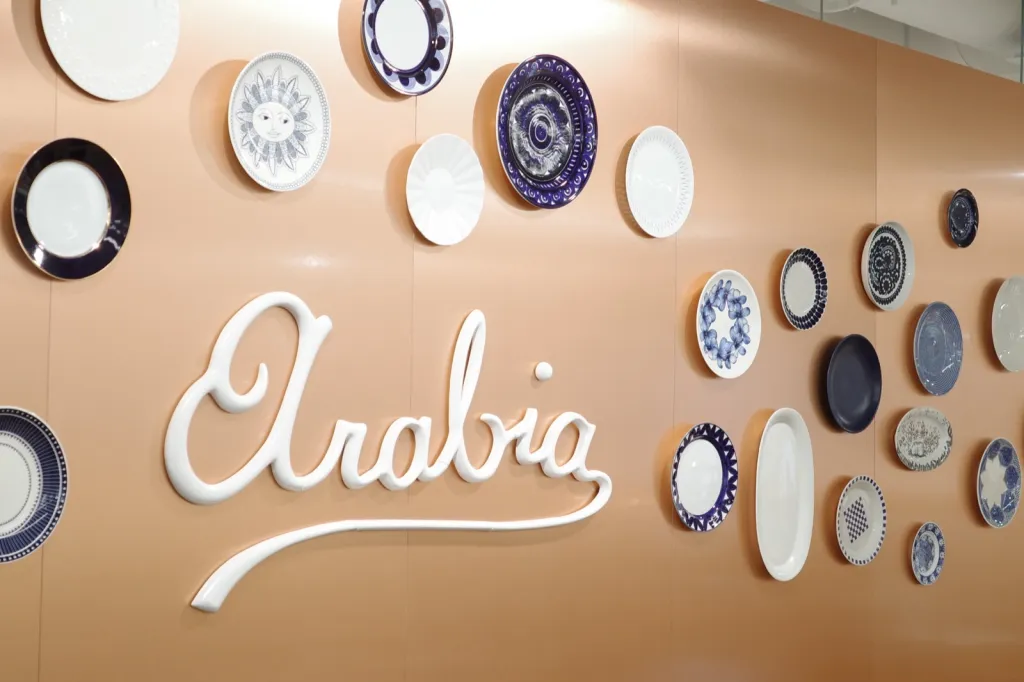 Arabia のロゴの壁と皿のディスプレイ
