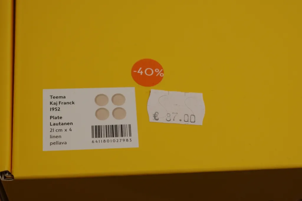 Kaj Franck デザインの Teema のプレートの箱と40%オフの値札