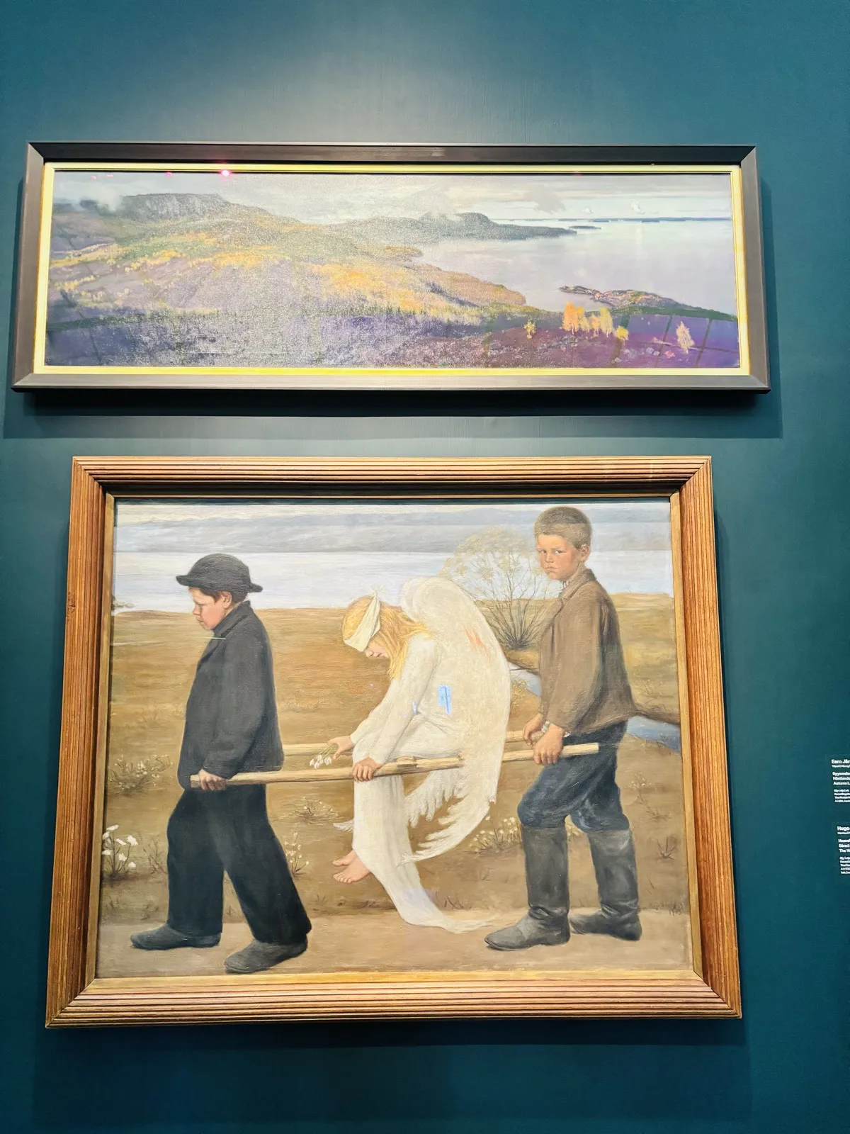 アテネウム美術館に展示されたフーゴ・シンベリの絵画「傷ついた天使」