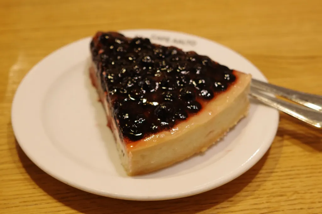 カフェ・アアルトのロゴ入りの皿にのったブルーベリータルト