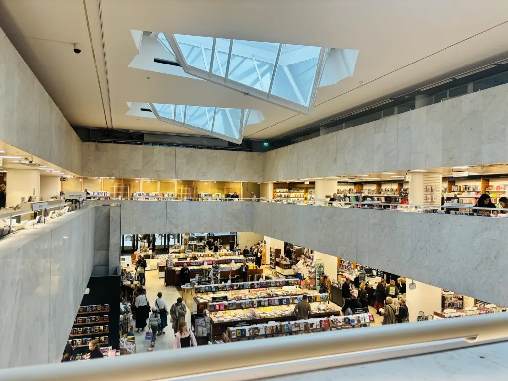 吹き抜けとトップライトのあるアカデミア書店の館内