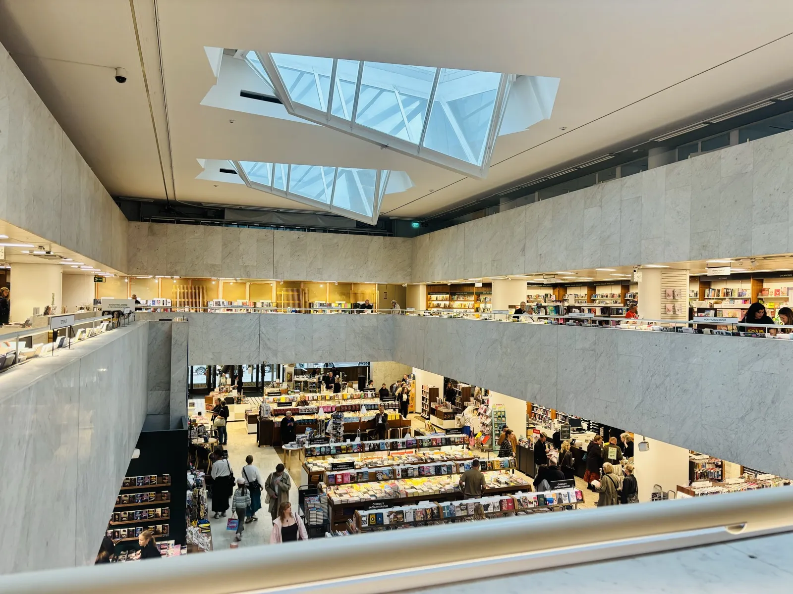 吹き抜けとトップライトのあるアカデミア書店の館内