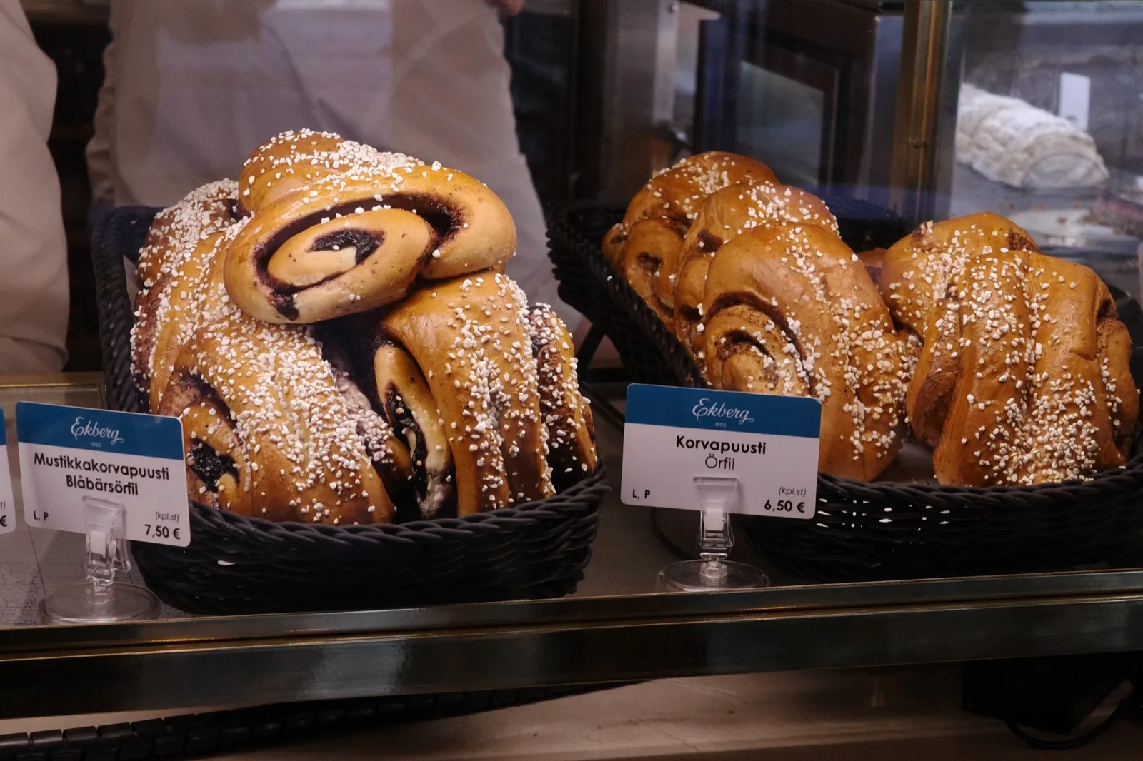エクベリのショーケースに並ぶコルヴァプースティとブルーベリー入りのシナモンロール