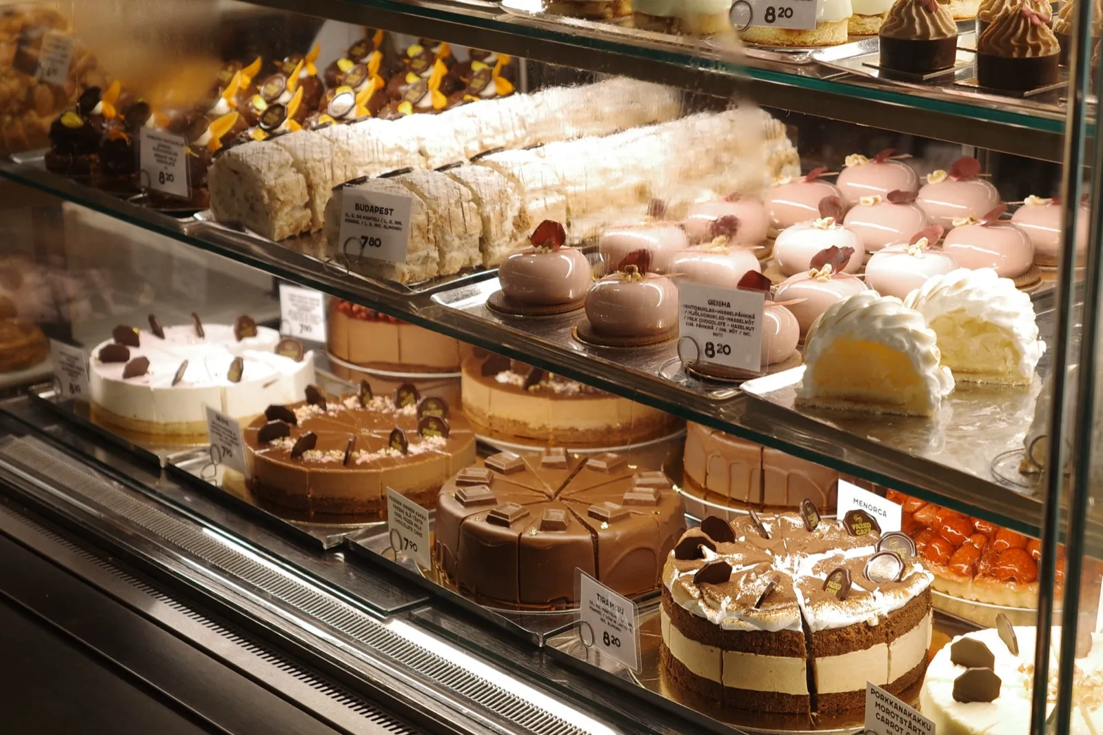 ファッツェル・カフェのショーケースに並ぶケーキ