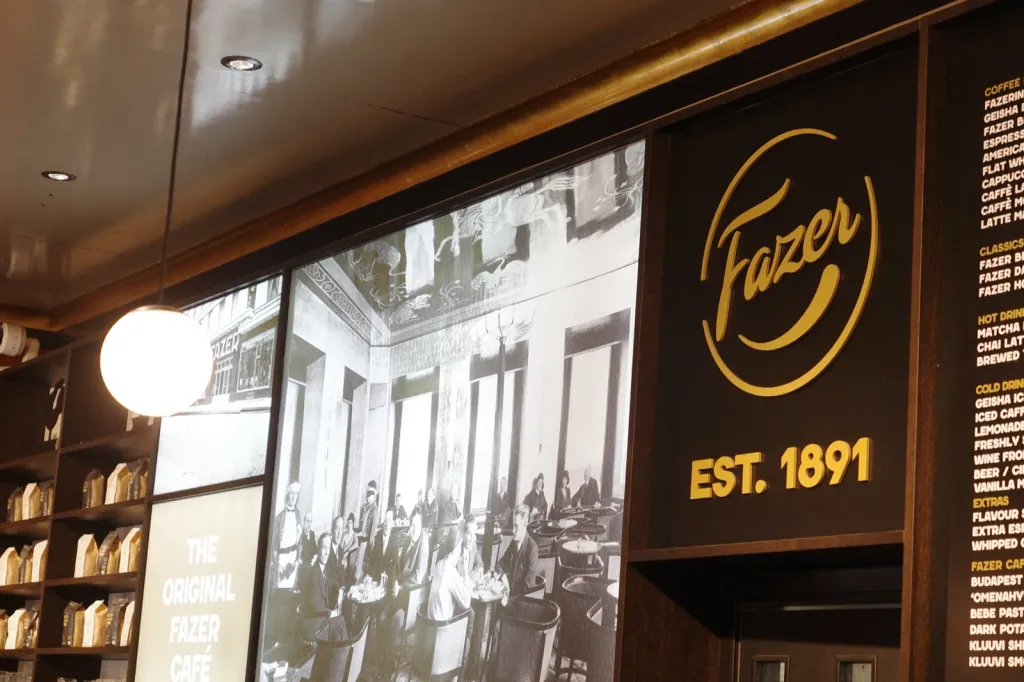 EST. 1891のロゴと創業当時の写真が飾られたファッツェル・カフェの店内