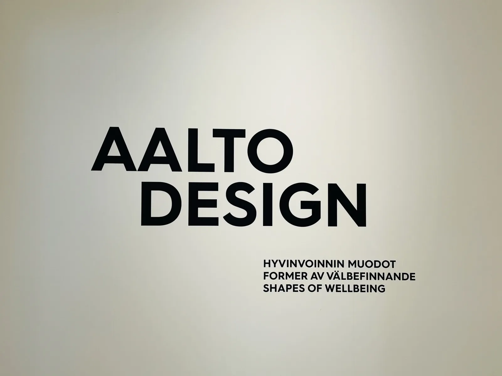 建築・デザイン博物館の AALTO DESIGN 展のタイトル壁
