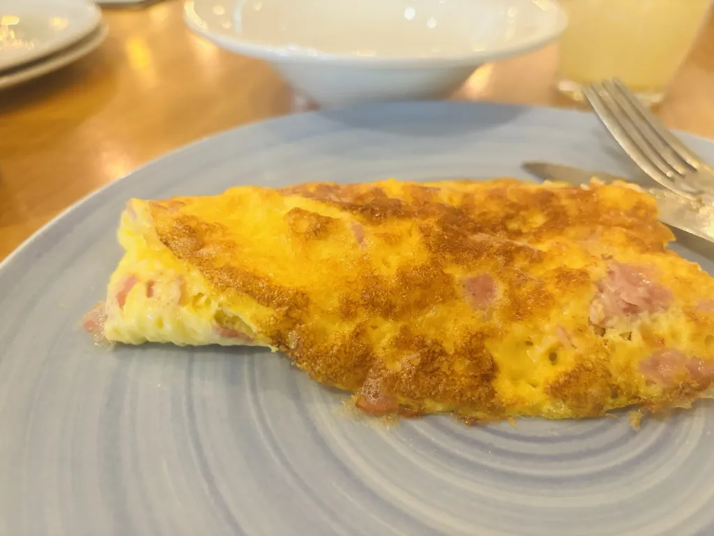 ホテル インディゴの朝食のハムとチーズのオムレツ