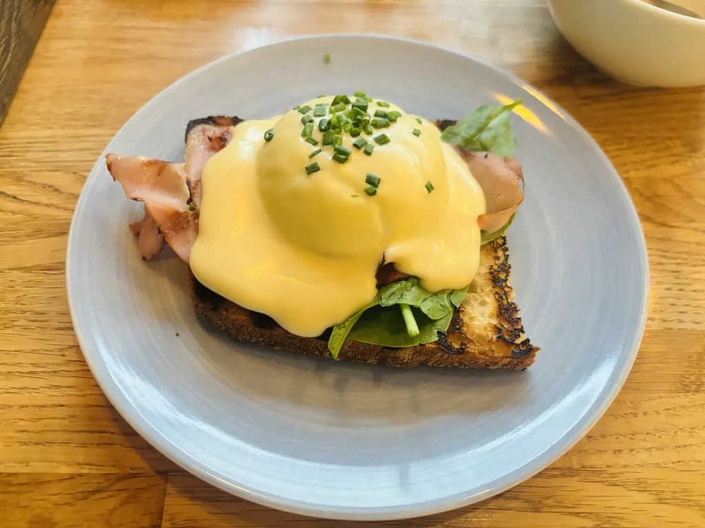 ホテル インディゴ ヘルシンキ ブールバードの朝食のエッグベネディクト