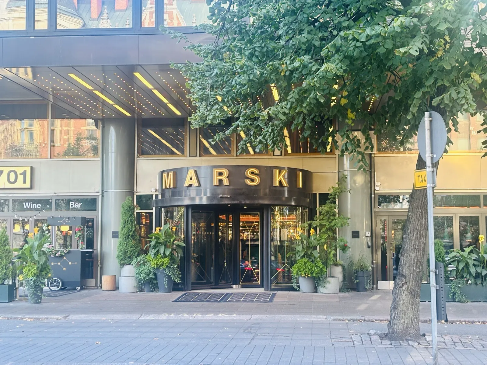 MARSKI の看板がかかったホテル マルスキの入口