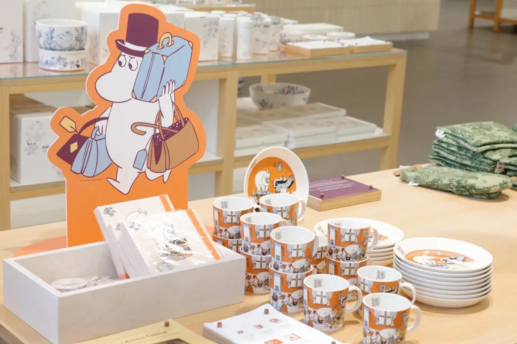 ムーミン柄のマグや食器とムーミンパパのパネル