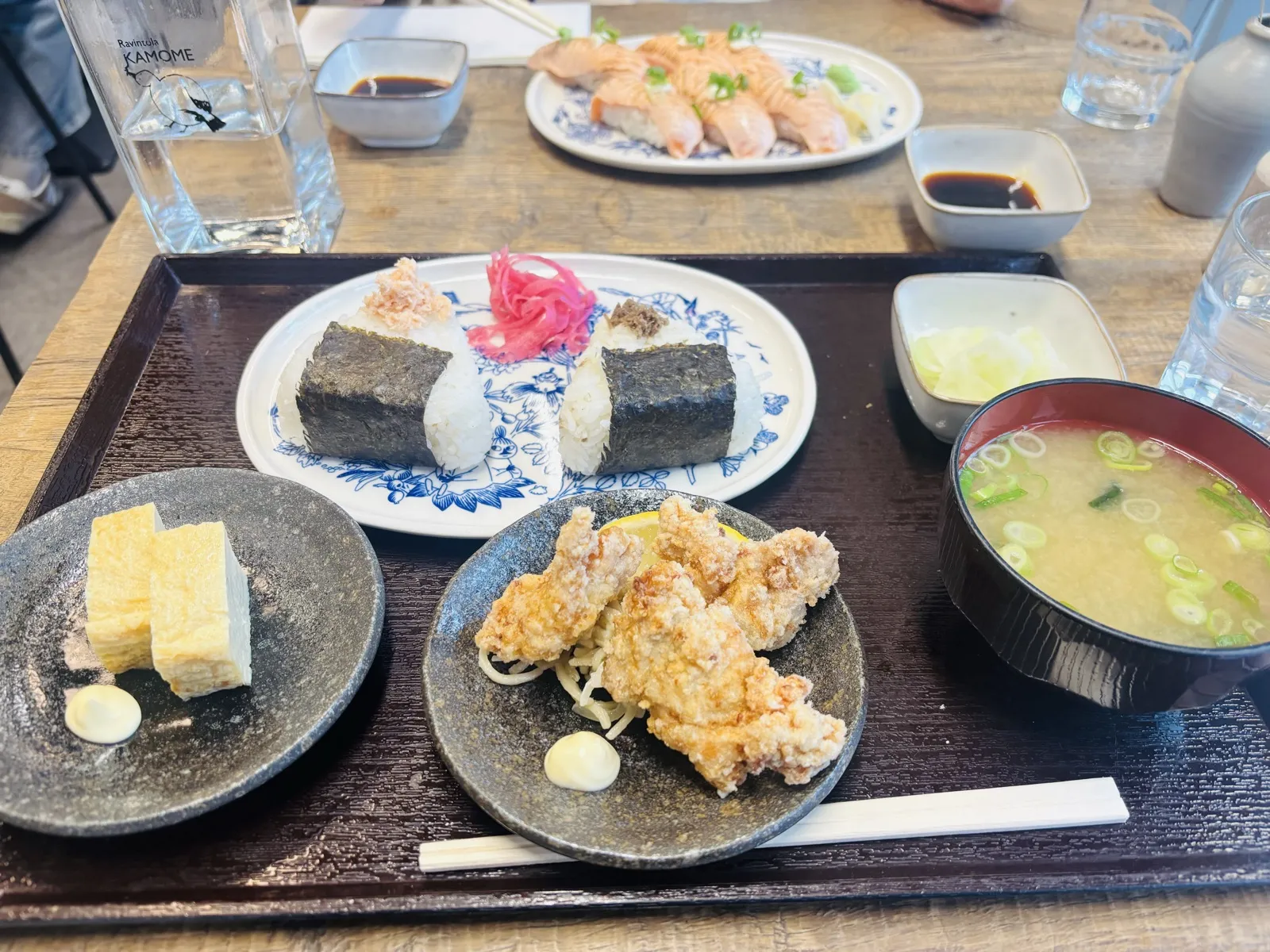 Ravintola Kamome のおにぎりと唐揚げの定食