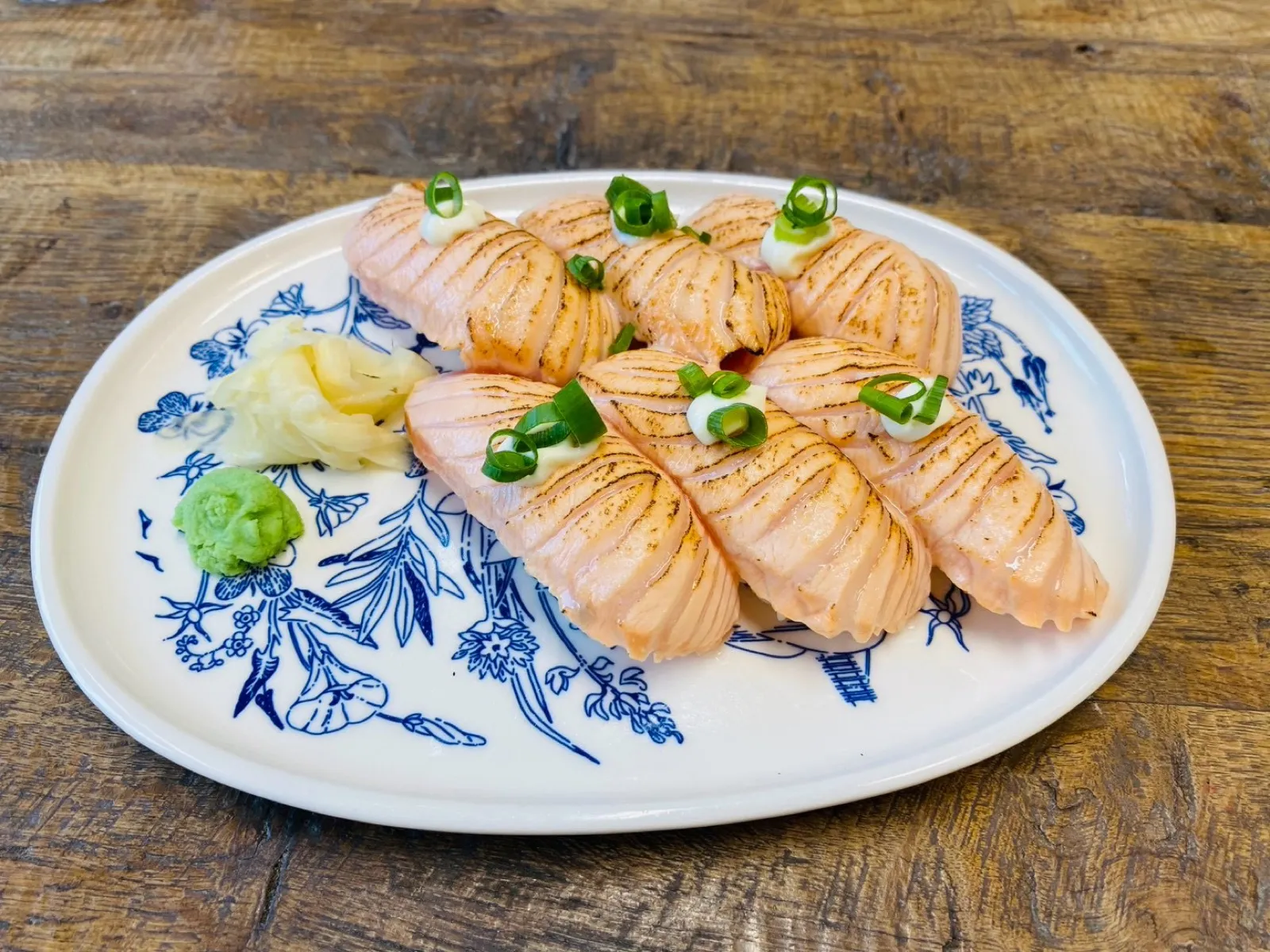 Ravintola Kamome の炙りサーモンの握り寿司