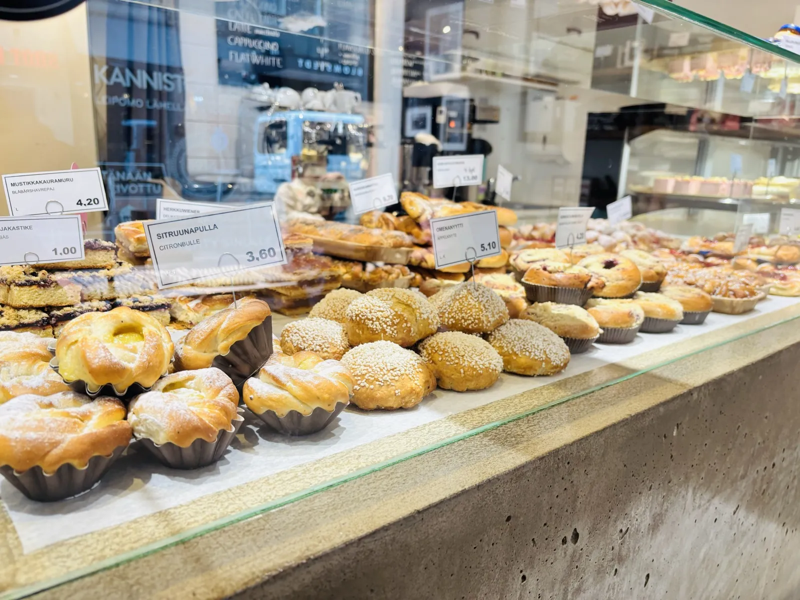 カンニストン・レイポモのコンクリートのカウンターに並ぶパンと焼き菓子
