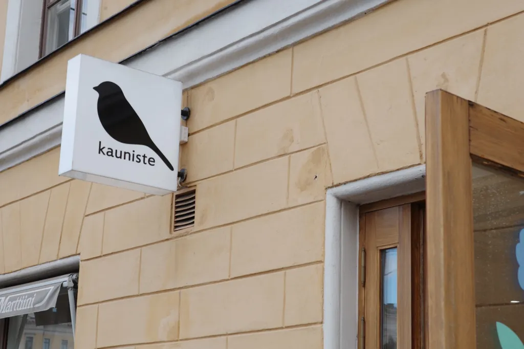 鳥のロゴが入った Kauniste の袖看板