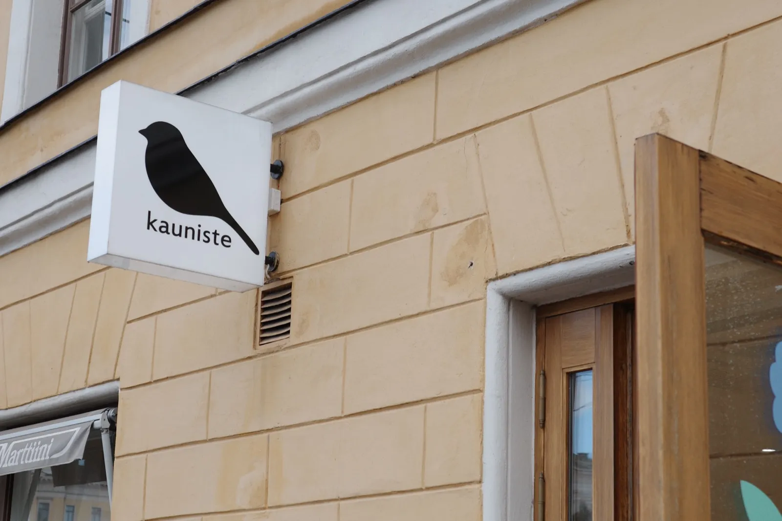 鳥のロゴが入った Kauniste の袖看板