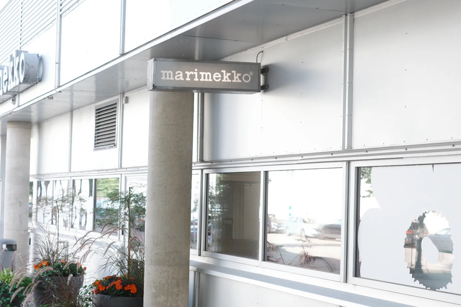 marimekko の看板がかかった本社の入口