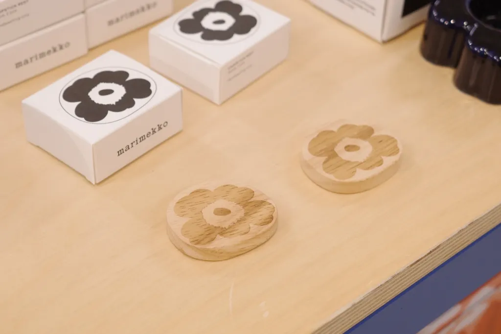 ウニッコの形をした木製のコースター