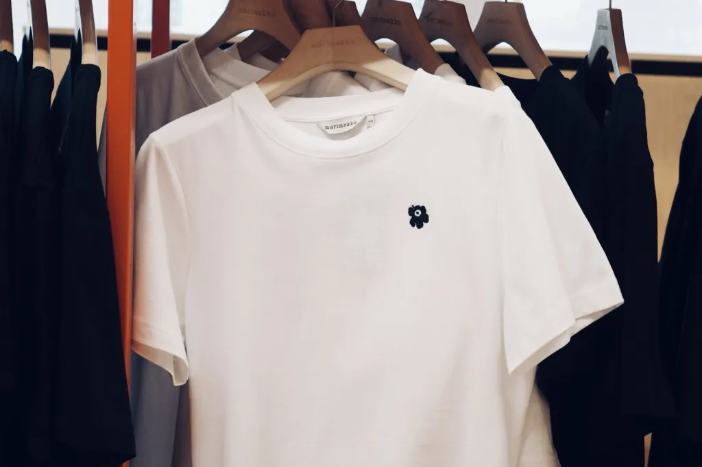胸元に小さなウニッコの刺繍が入った白いTシャツ