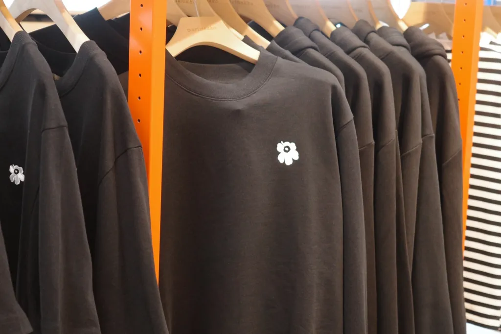 ウニッコの刺繍が入った黒いTシャツのラック