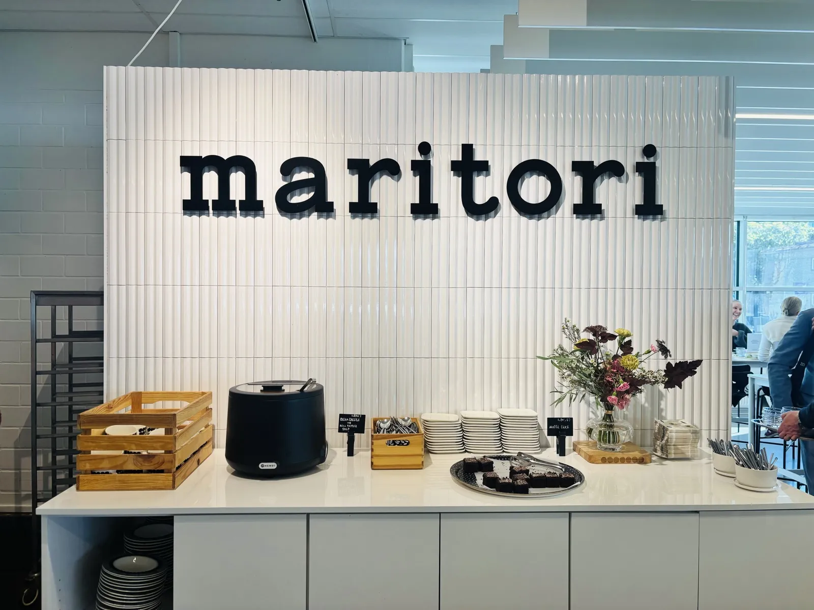 マリメッコ社員食堂 maritori のロゴがある壁とケーキ・スープのコーナー