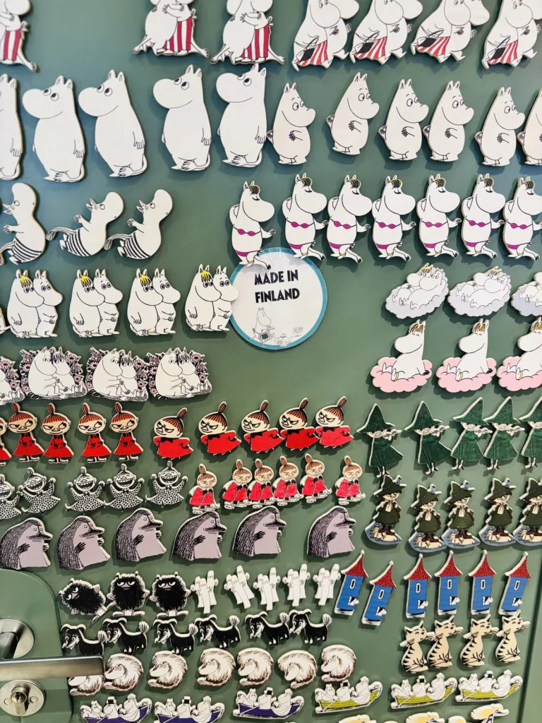 ムーミンのキャラクターのマグネットがびっしり並ぶ棚
