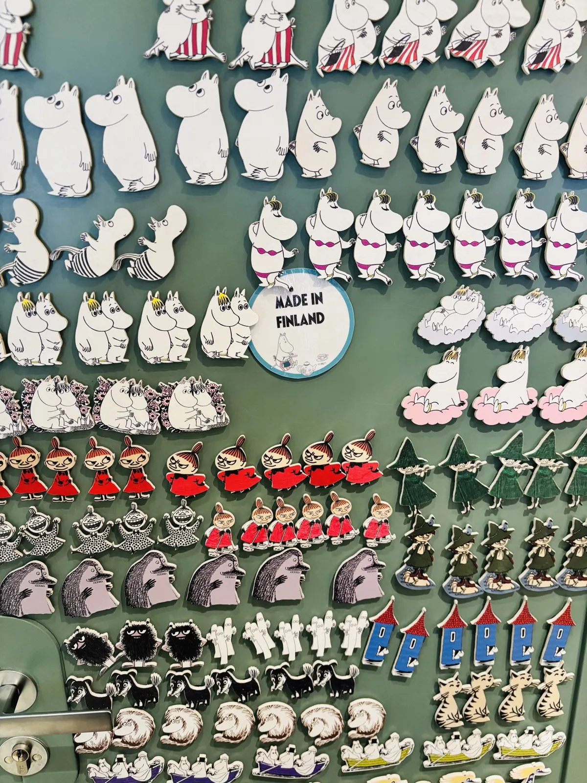 ムーミンのキャラクターのマグネットがびっしり並ぶ棚