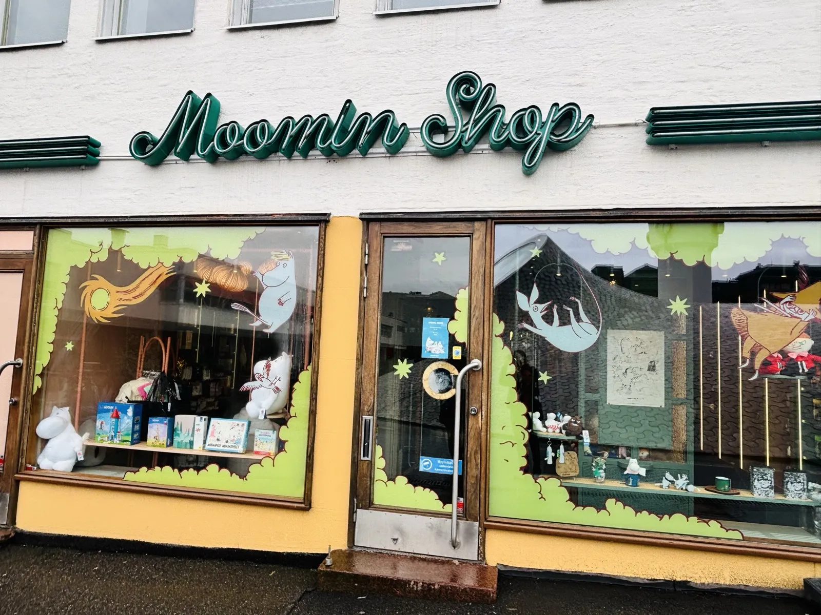 Moomin Shop の看板がかかった店の外観とショーウィンドウ