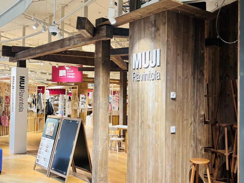 MUJI Ravintola と Local Design Village の看板がある入口