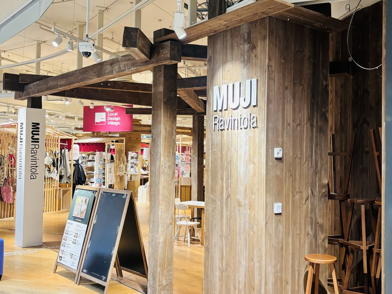 MUJI Ravintola と Local Design Village の看板がある入口