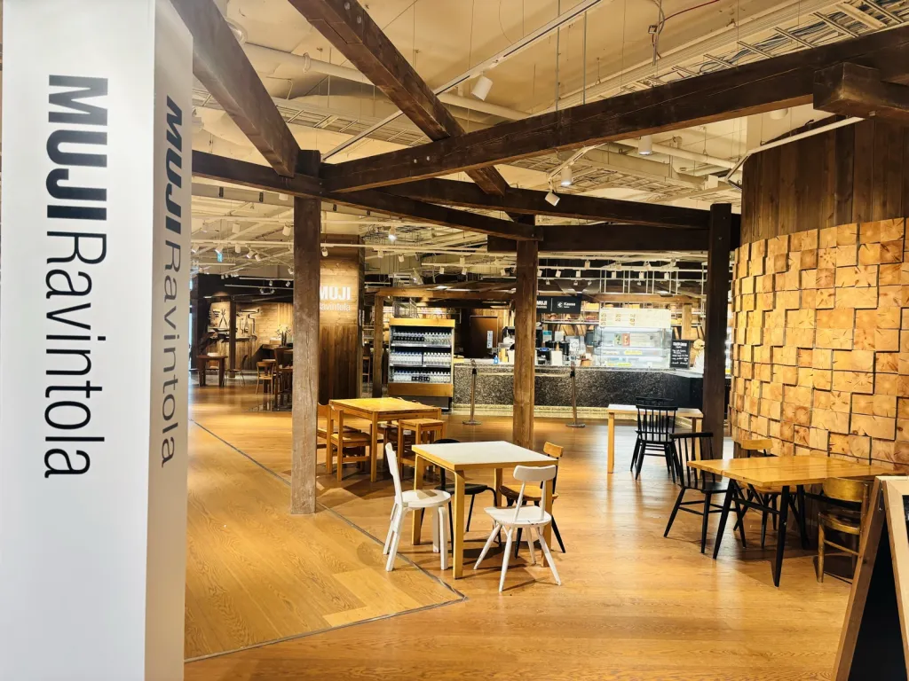 MUJI Ravintola のフロアと客席