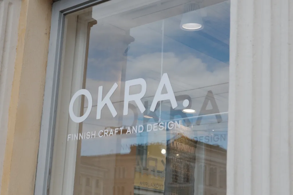 OKRA FINNISH CRAFT AND DESIGN と書かれた窓ガラス