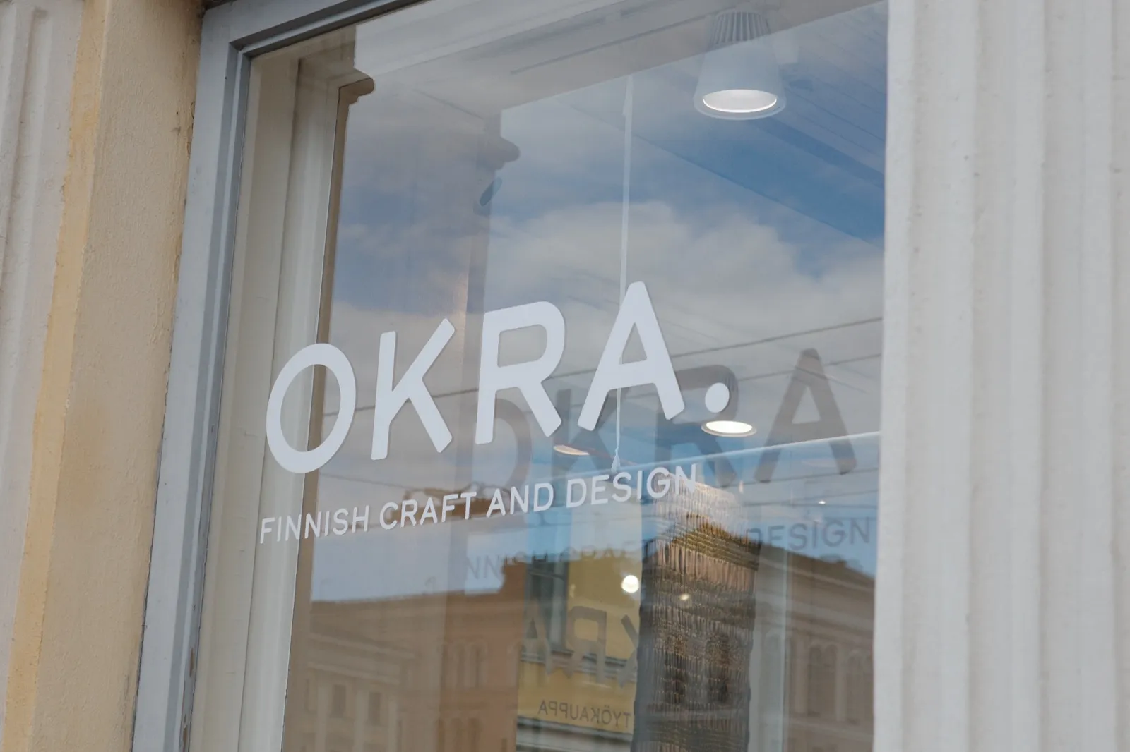 OKRA FINNISH CRAFT AND DESIGN と書かれた窓ガラス