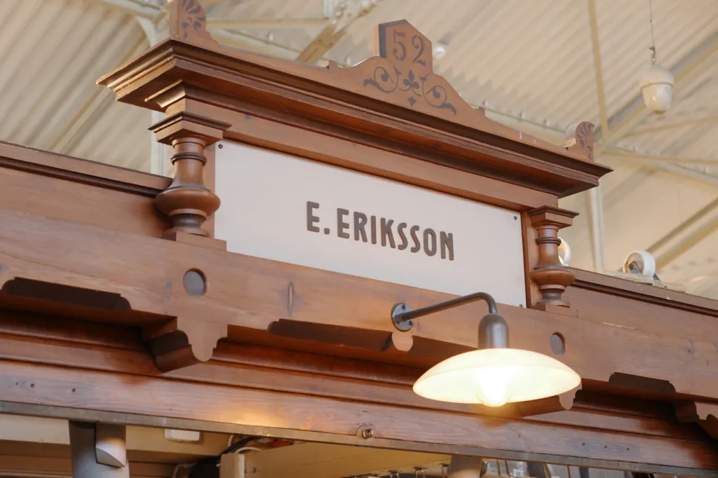 オールドマーケットホールの魚屋 E. ERIKSSON の看板