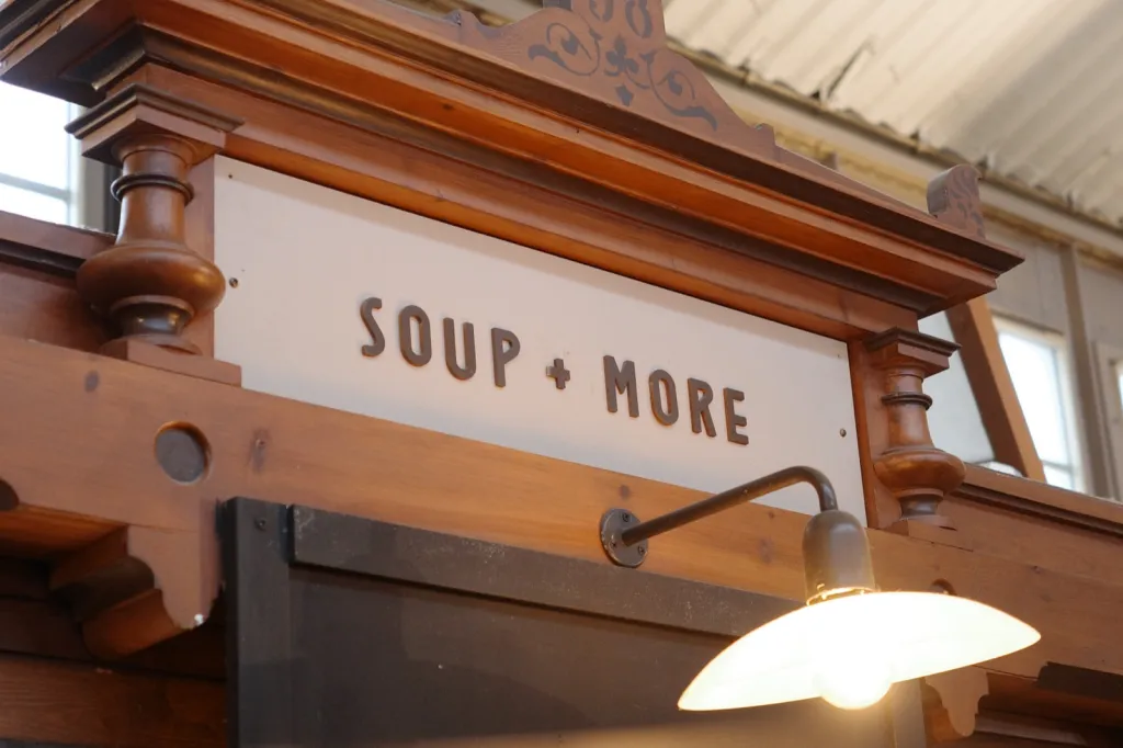 オールドマーケットホールのスープの店 SOUP + MORE の看板