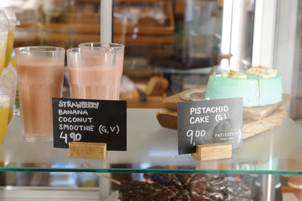 Café Story のスムージーとピスタチオのケーキ