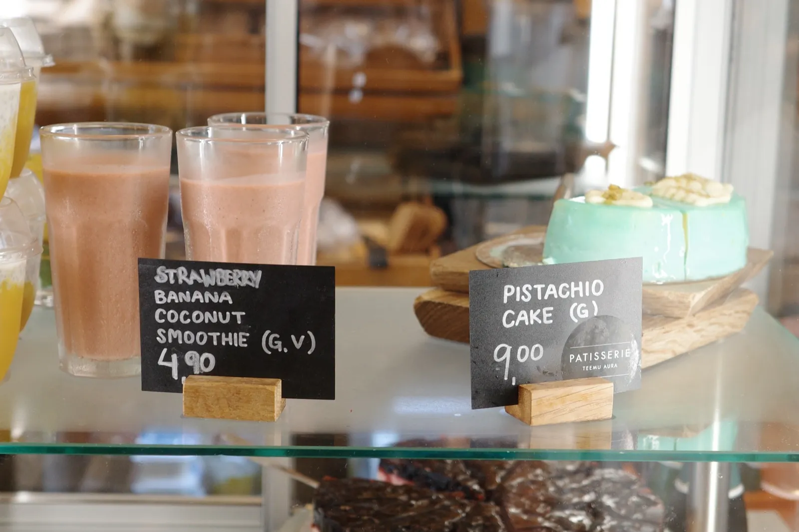 Café Story のスムージーとピスタチオのケーキ
