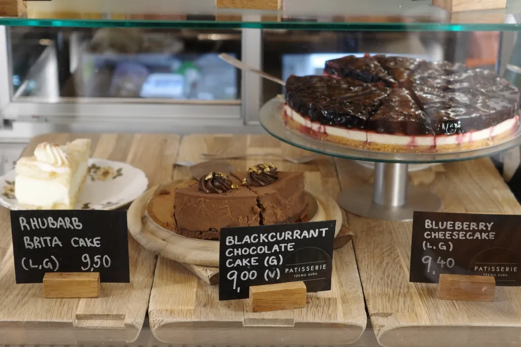 Café Story のショーケースに並ぶルバーブやブルーベリーのケーキ