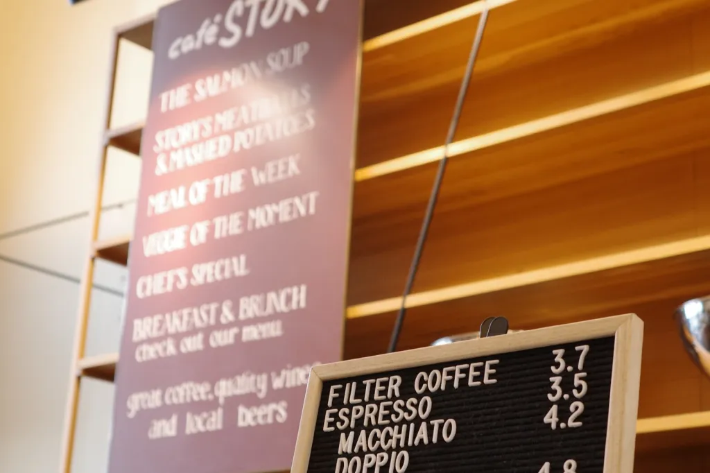 Café Story のサーモンスープやミートボールのメニュー看板