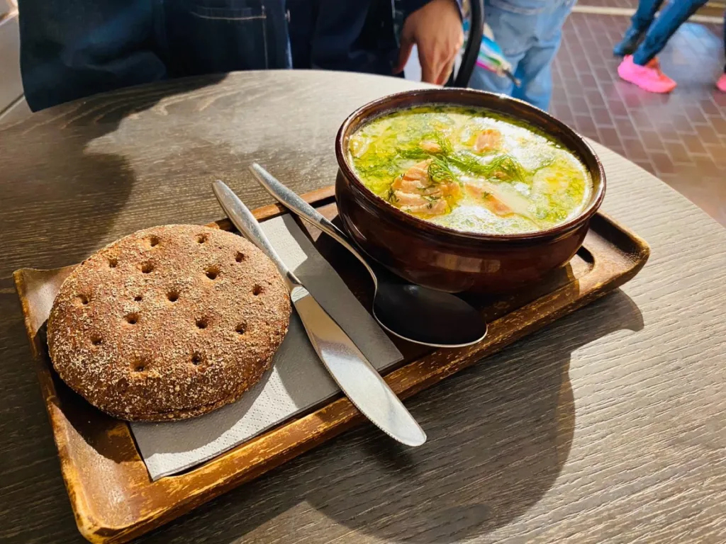 ヘルシンキのマーケットホールで食べたサーモンスープと穴の開いた黒パン