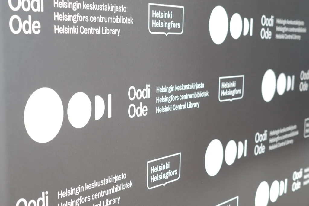 Oodi Helsingin keskustakirjasto のロゴが並ぶ壁