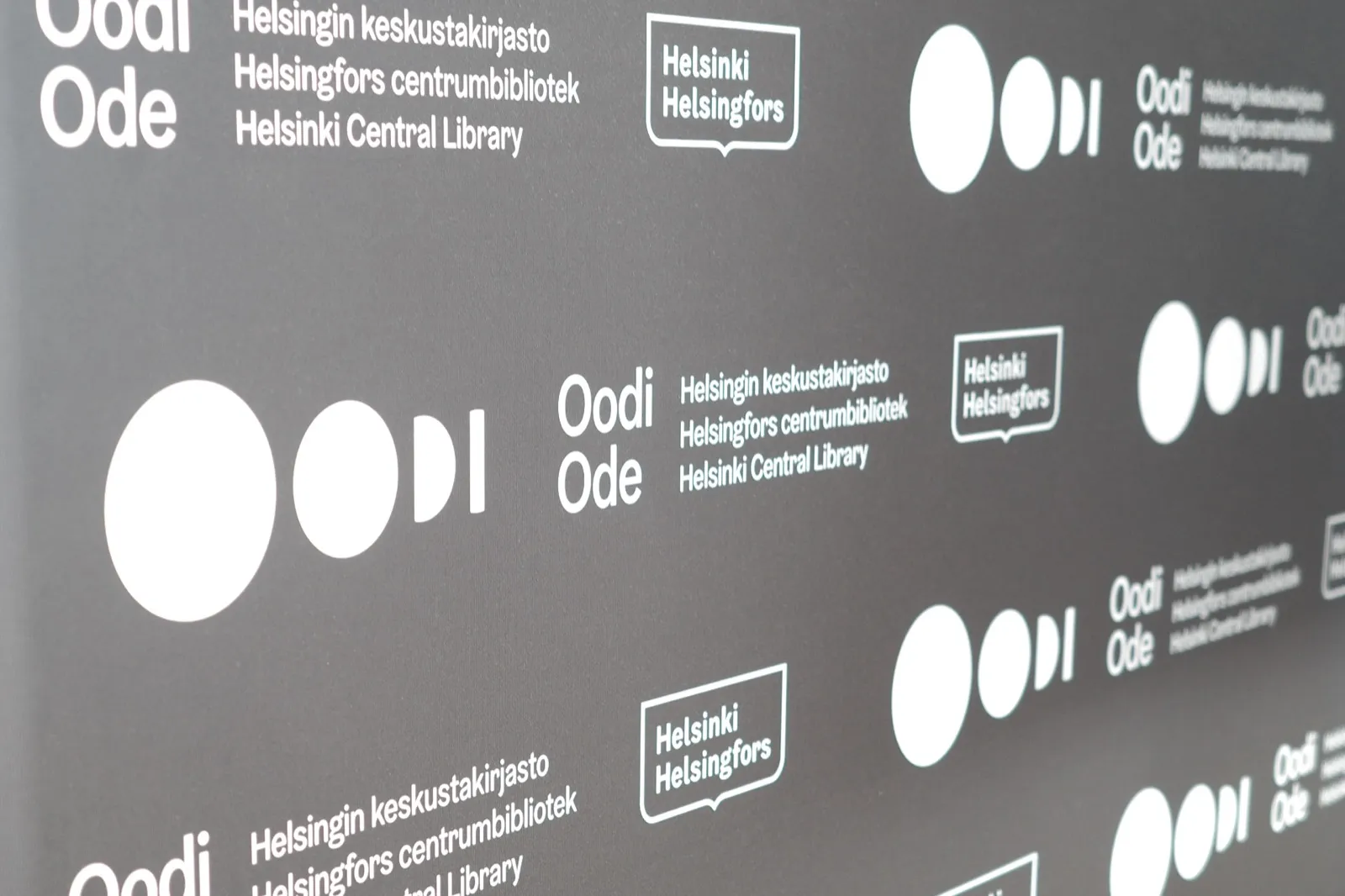 Oodi Helsingin keskustakirjasto のロゴが並ぶ壁