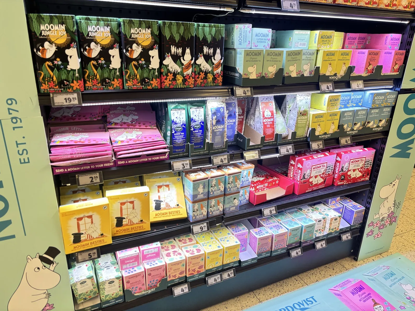 スーパーのムーミンのお菓子売り場