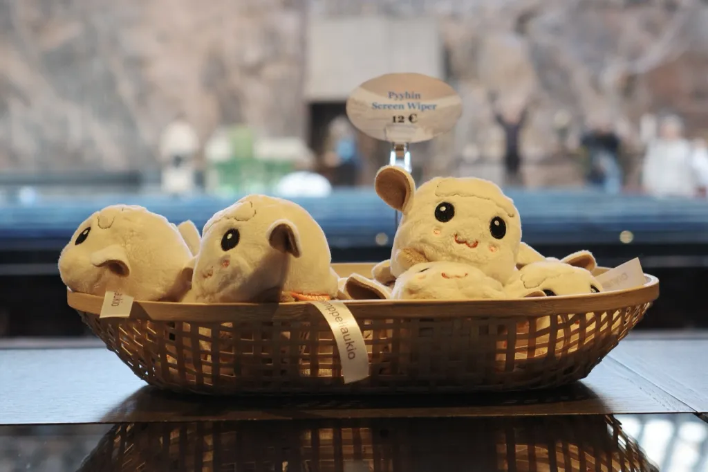 テンペリアウキオ教会の売店に並ぶ動物のぬいぐるみ型スクリーンワイパー