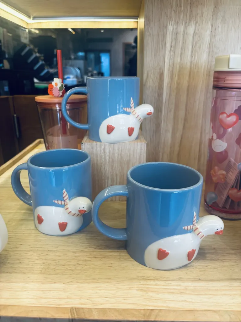 インドのスターバックスで売られていた鳥の絵柄の青いマグカップ