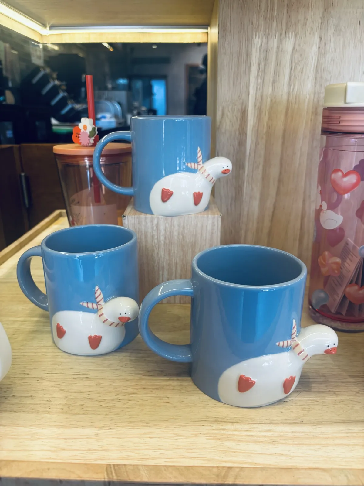 インドのスターバックスで売られていた鳥の絵柄の青いマグカップ