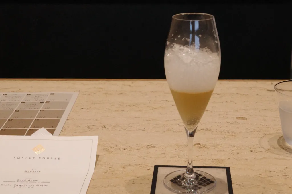 コースの1杯目に出されたモクテル