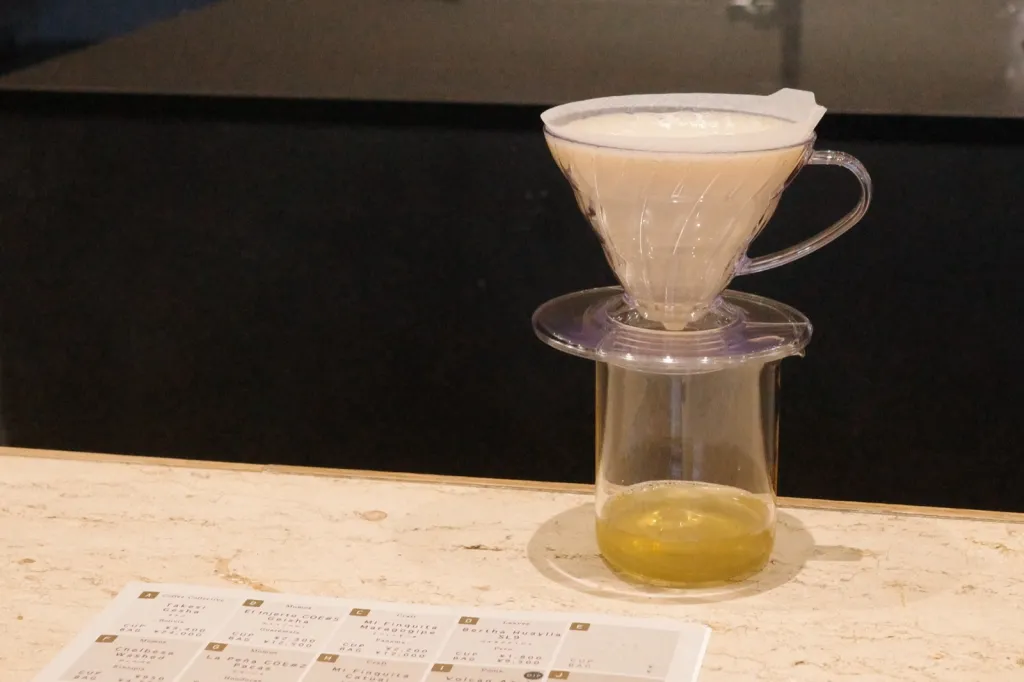 カウンターの向こうでドリッパーを使って抽出するところ