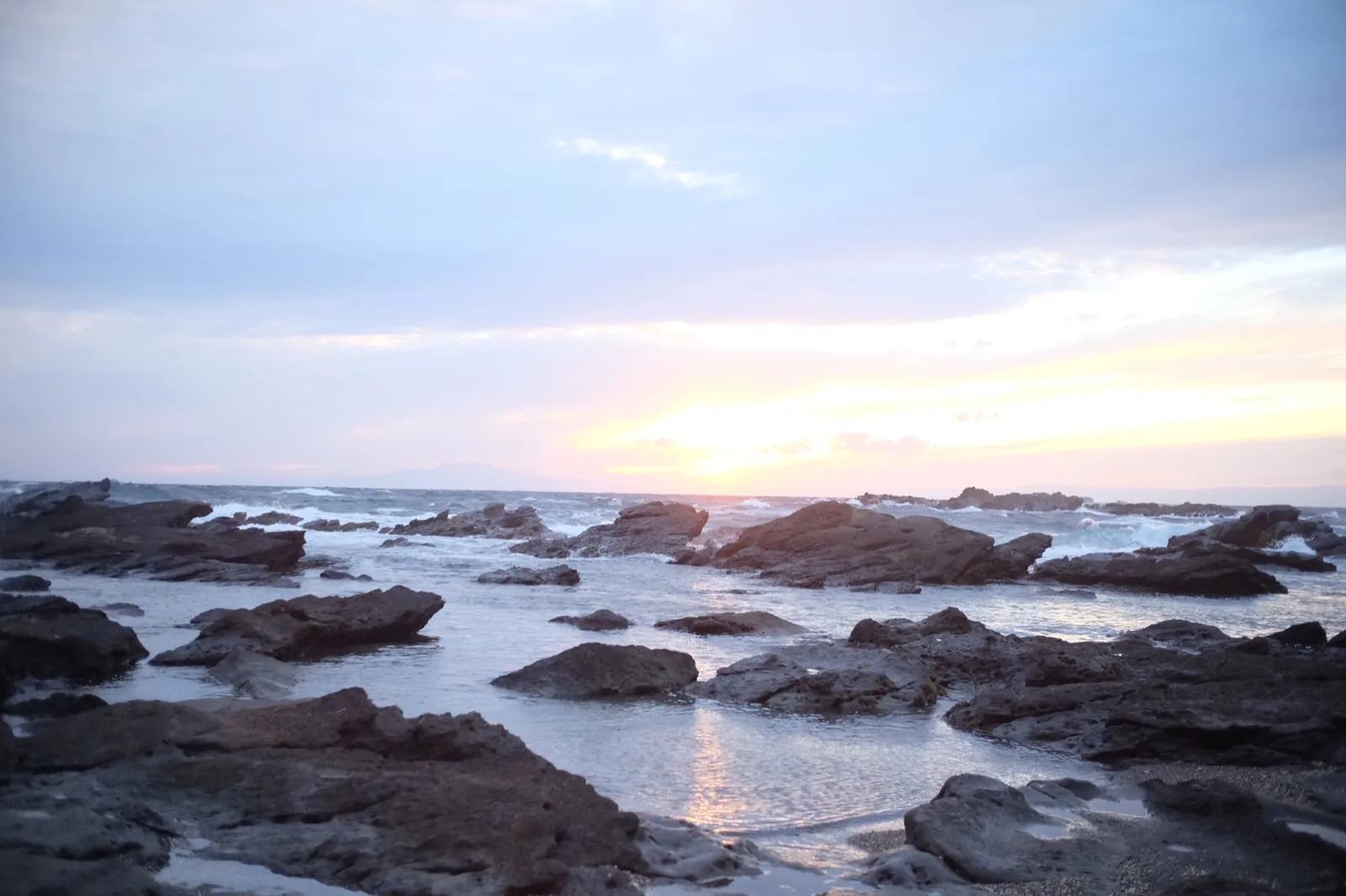 夕暮れの三浦半島の岩場