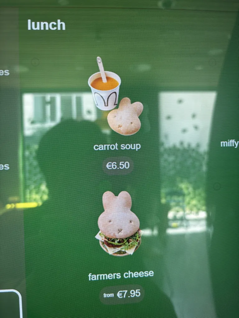 ミッフィー博物館のカフェのキャロットスープとミッフィー型のパン