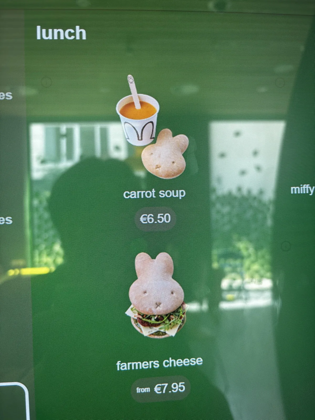 ミッフィー博物館のカフェのキャロットスープとミッフィー型のパン